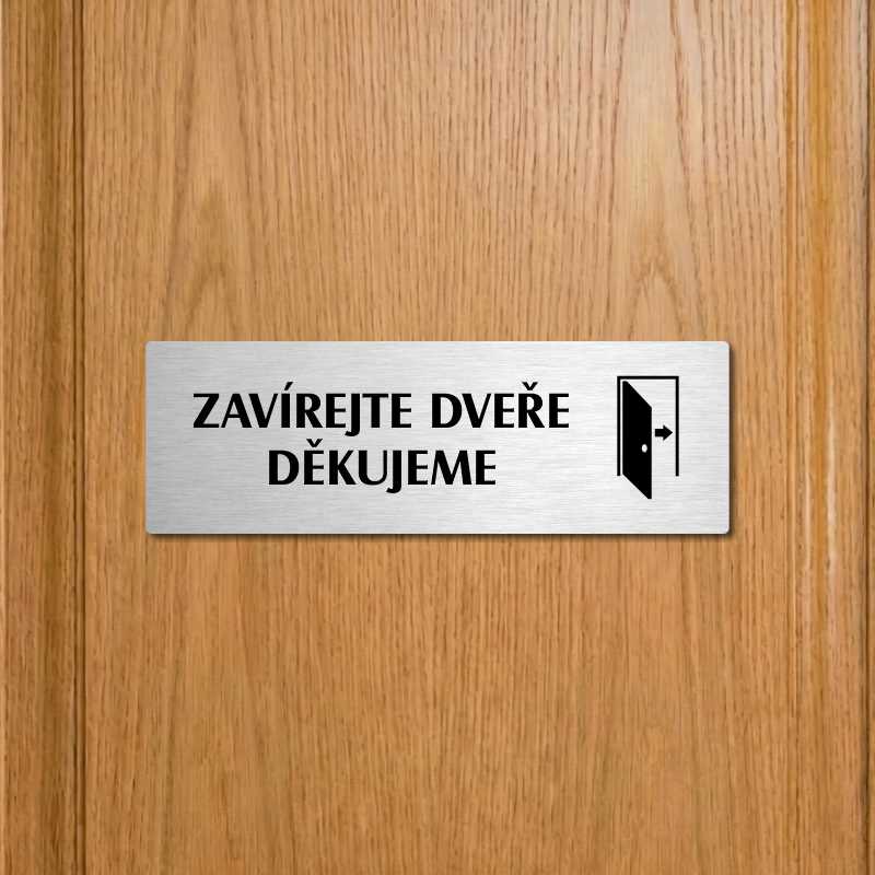 Zavírejte dveře, 240x79mm, stříbrná popiska s dvojtým rámečkem